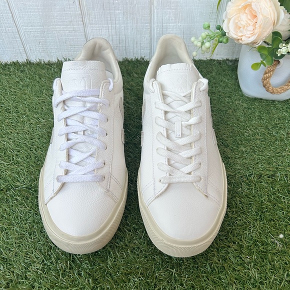 VEJA White Leather low top sneakers White leather light grey suede logo size 9